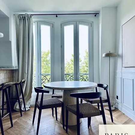 17 Elegance And Light Monceau And Batignolles * Parijs