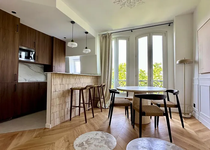 17 Elegance And Light Monceau And Batignolles *