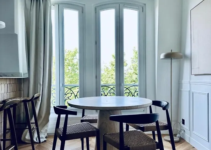 17 Elegance And Light Monceau And Batignolles * Париж